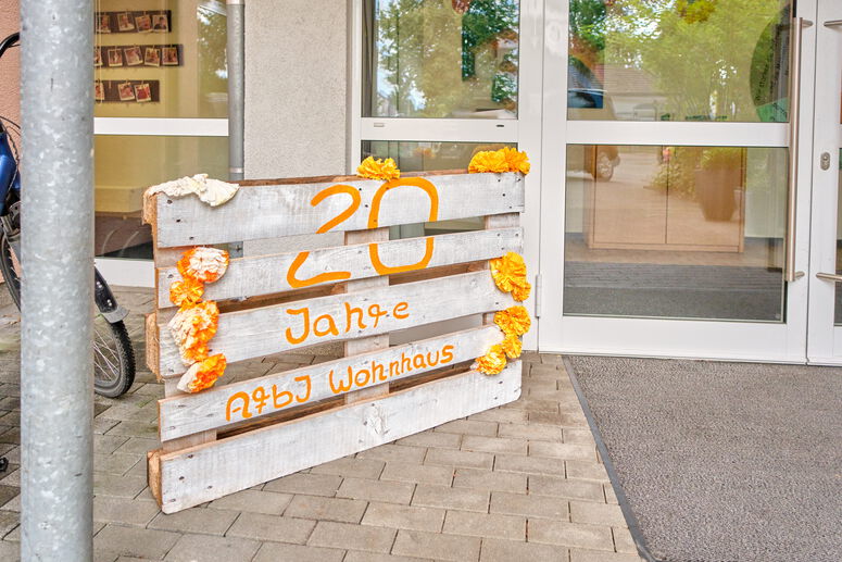 "AFbJ_20_Jahre_Wohnhaus-Schild.jpg"