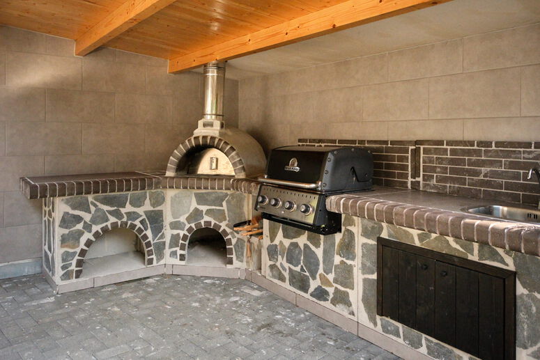 "Außenbereich_Grill_Pizzaofen.jpg"