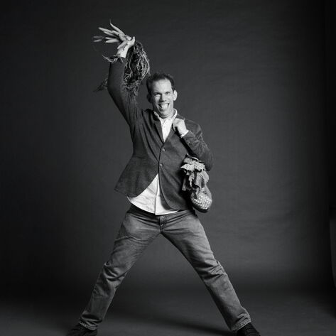 Thilo in Siegerpose mit Einkaufstasche und Möhren in der Hand