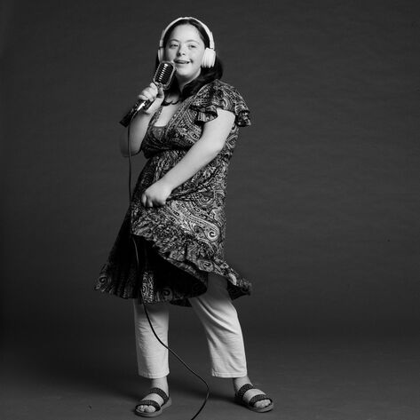 Maya mit Kopfhörern und Mikrofon auf der Bühne