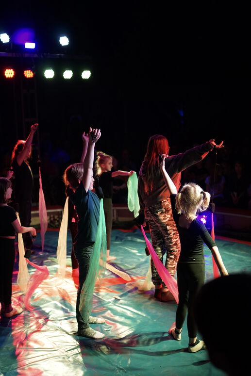 "Ava bei einer Zirkusaufführung mit Bändern"