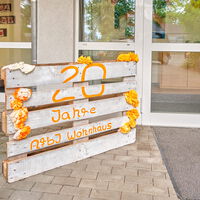 "AFbJ_20_Jahre_Wohnhaus-Schild.jpg"