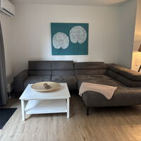 "AFbJ_Wohnhaus_Neue_Couch.jpeg"