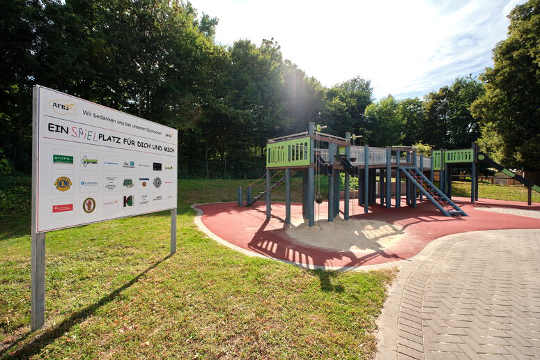 "Spielplatz_mit_Tafel.jpg"